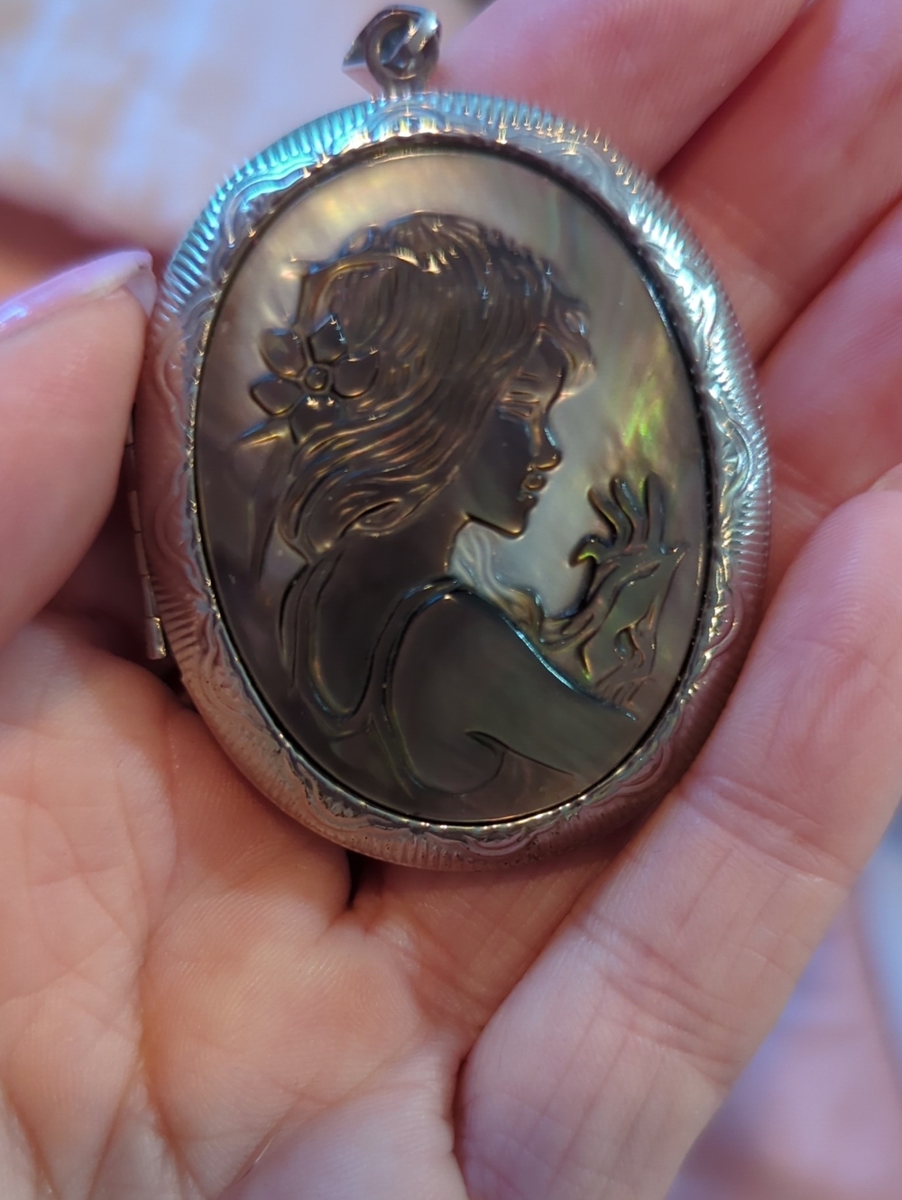 Mother of Pearl Cameo Locket Pendant - Iridescent Black